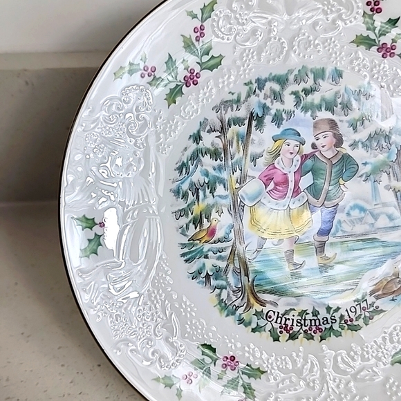 Vintage 1977 Christmas Collectible Plate. Royal Doulton First in Series - Picture 3 of 7